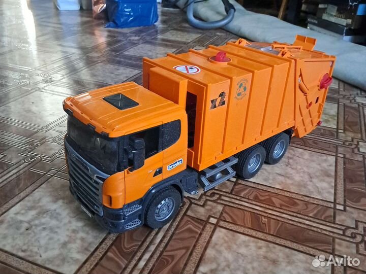 Мусоровоз игрушка