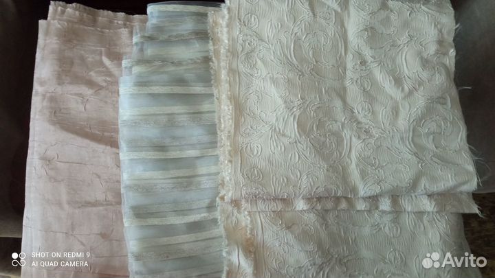 Куски партьерной ткани