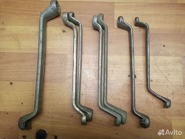 Молотки, ключи, зубило и другой инструмент