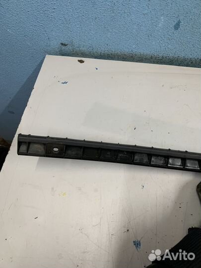 Кронштейн центральный бампера заднего passat b5