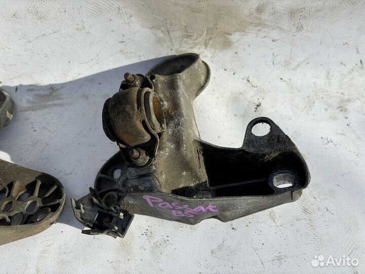 Кронштейн опоры двигателя Volkswagen Passat B5