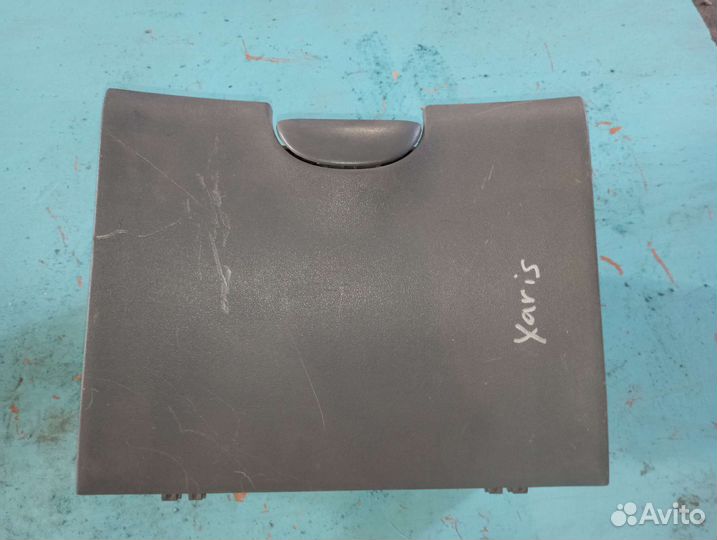 Бардачок Toyota Yaris