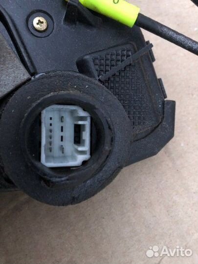 Замок двери передний правый Toyota Matrix E130 1ZZ