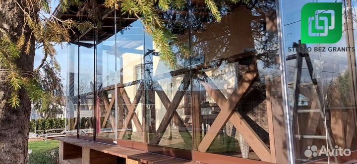 Раздвижное безрамное остекление террасы, кафе