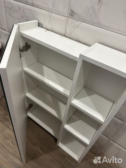 Зеркало в ванную с полочкой