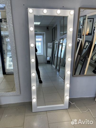 Гримерное зеркало с лампочками