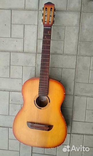 Гитара лакированная шестиструнная