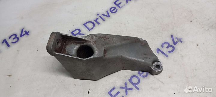 Кронштейн двигателя левый Skoda Superb 1 1.8