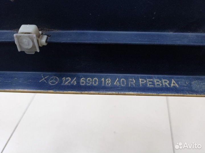 Молдинг двери задней правой Mercedes-Benz E-class