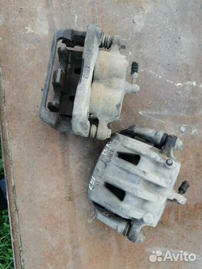 Суппорт передний левый правый Nissan elgrand e51