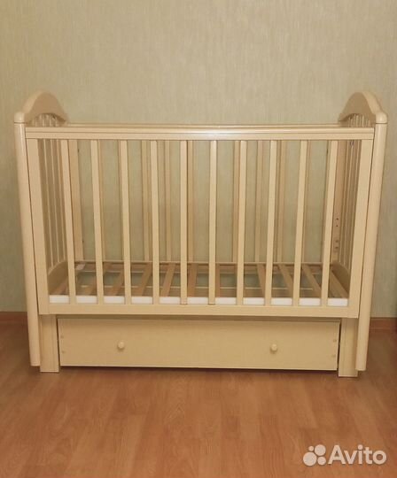 Детская кроватка с продольным маятником