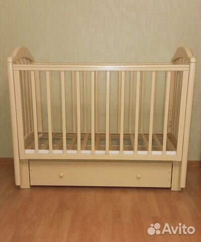 Детская кроватка с продольным маятником