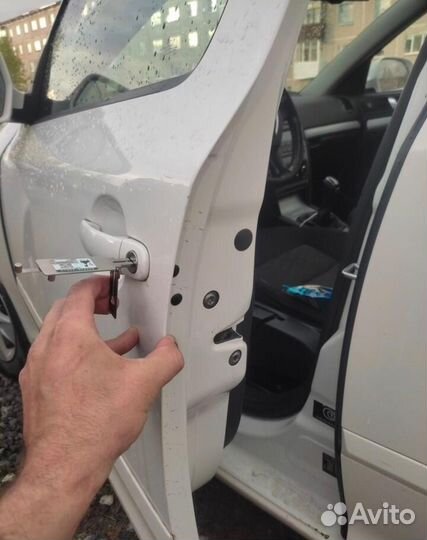 Вскрытие замков авто квартир сейфов /Замена замков