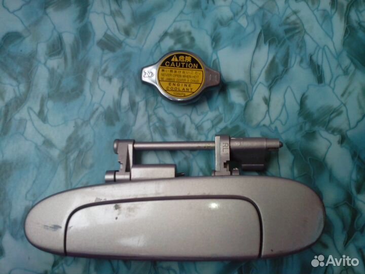 Продаю крышку радиатора+ дверную ручку