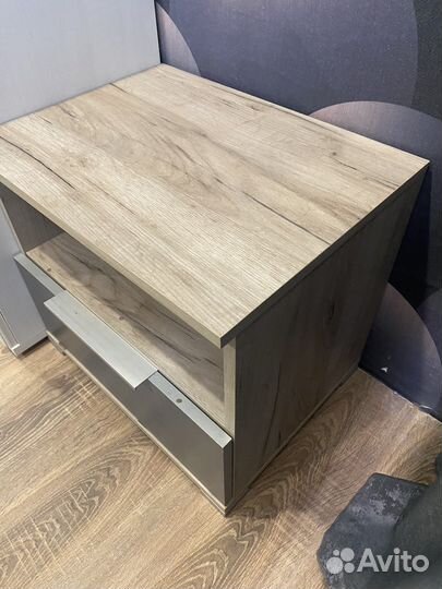 Тумбочка прикроватная