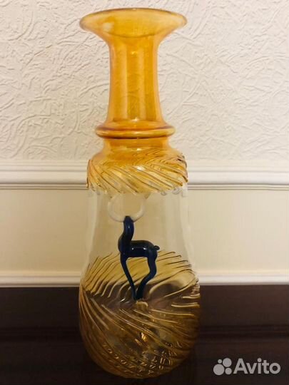 Стеклянный графин с фигуркой