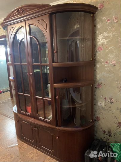 Антикварный дубовый шкаф