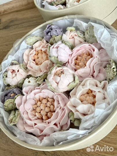 Подарочные зефирные цветы в коробке