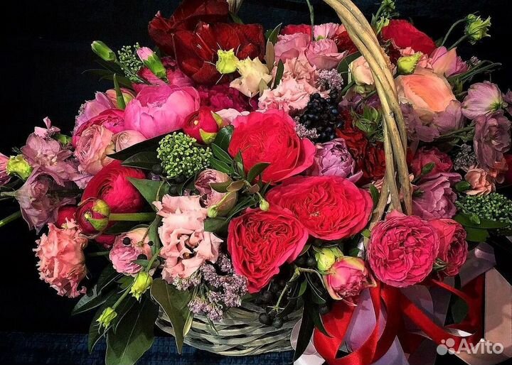 Корзины с живыми цветами в подарок