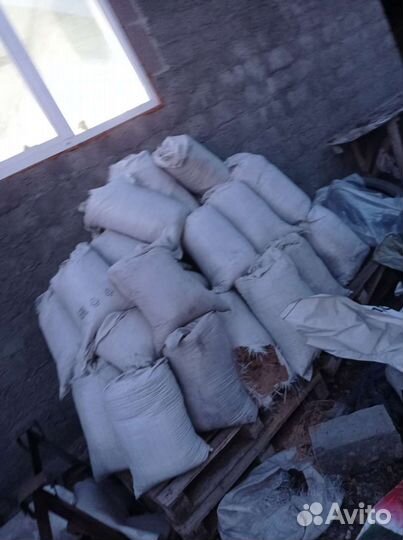 Опилки в мешках