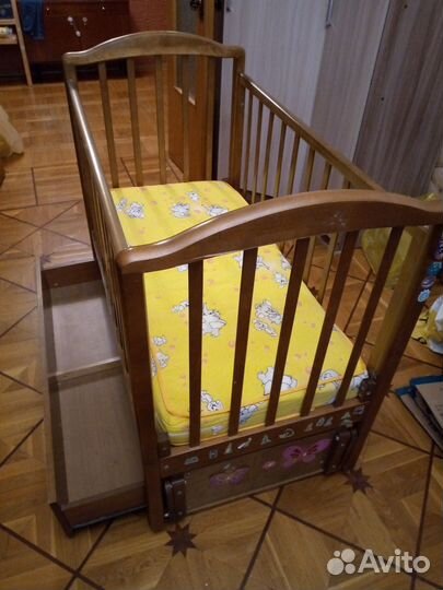 Детская кровать с маятником и ящиком