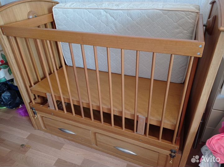 Детская кровать с маятником и матрасом. Из массива