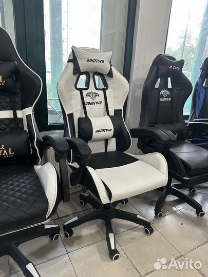 Компьютерное кресло черно-белое