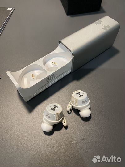 Спортивные беспроводные наушники JBL Under Armour