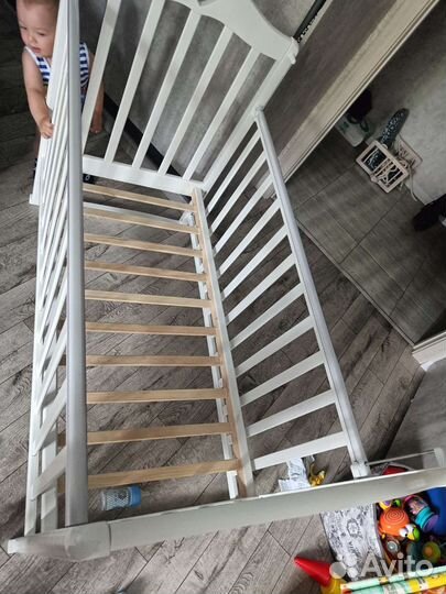 Детская кроватка с маятником