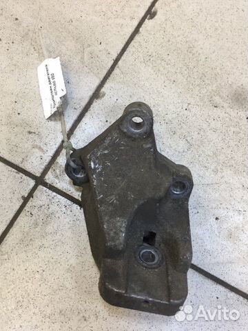 Кронштейн двигателя правый Volvo S60 1
