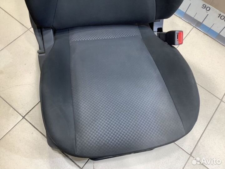 Сиденье переднее правое Kia Rio 1.4 16V G4EE 2009