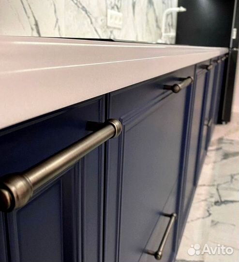 Угловая кухня с островом.Кухонный гарнитур на зака