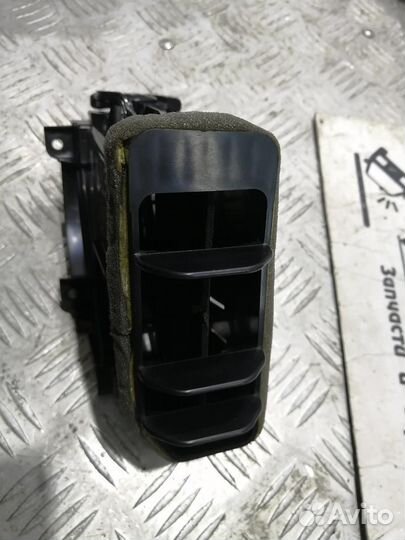 Дефлектор центральный правый Nissan Note E11