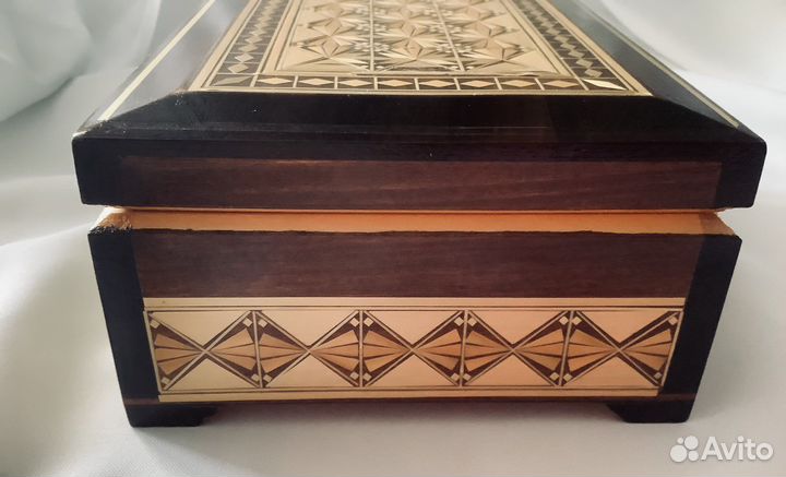 Деревянная шкатулка