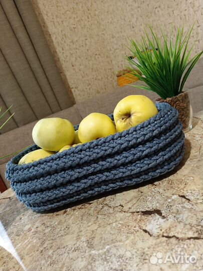 Вязанная корзина с плотными стенками
