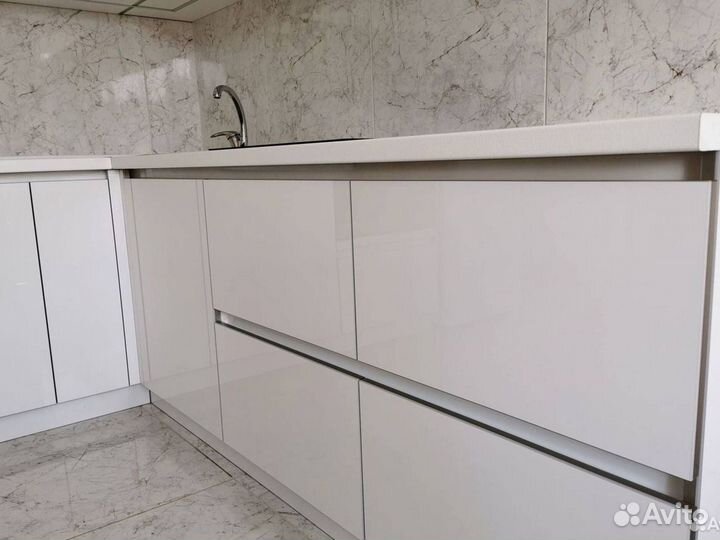 Кухня в потолок на заказ