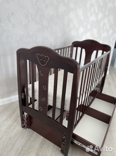 Детская кроватка с маятником