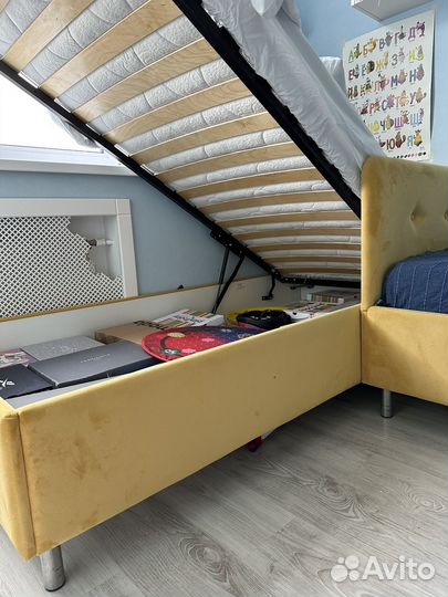 Кровать односпальная с подъемным механизмом