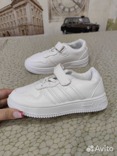 Кроссовки белые 31