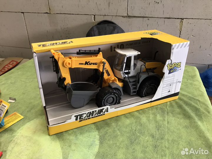 Экскаватор игрушечный