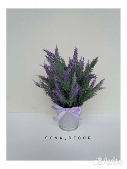 Композиция из искусственных цветов