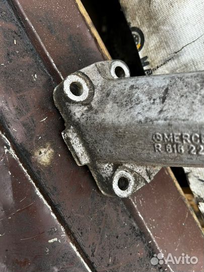 Кронштейн двигателя Mercedes-Benz 207D 2.4 2.4 лев