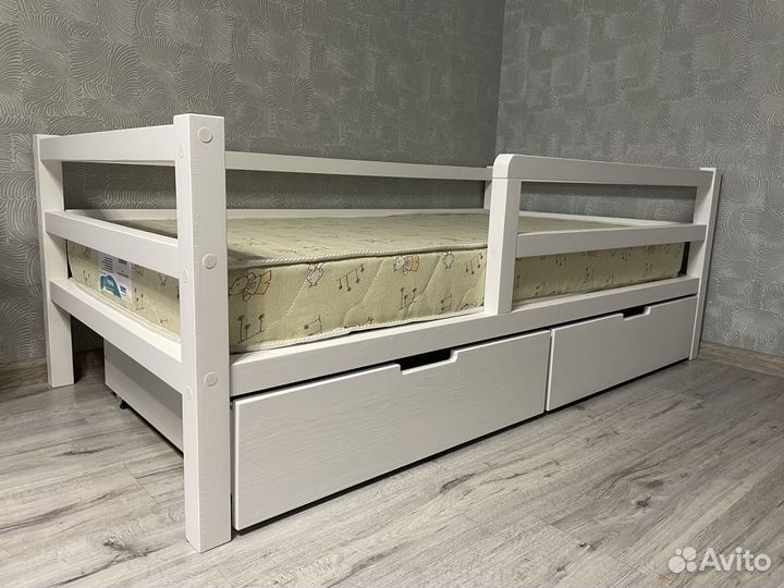 Детская кроватка из массива в наличии