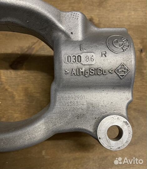 Крепление амортизационной стойки BMW G30