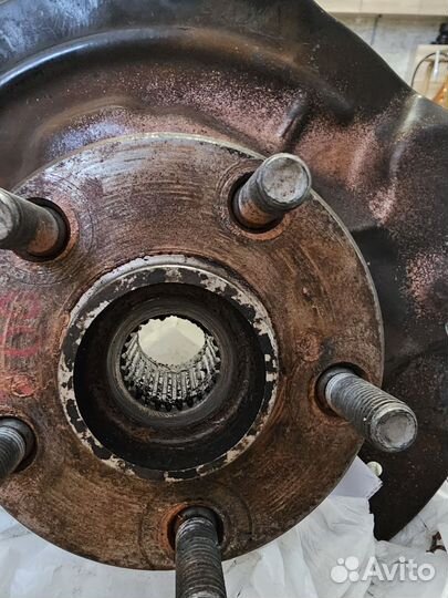 Кулак поворотный передний левый toyota