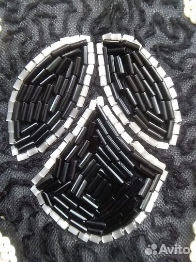 Воротник и карманы из бисера