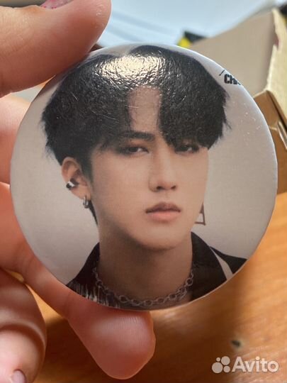 Брелок сынмин:60руб значок чанбин:50руб