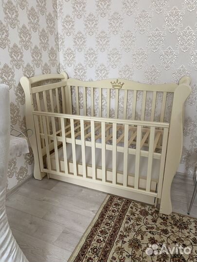 Детская кроватка с маятником и комодом