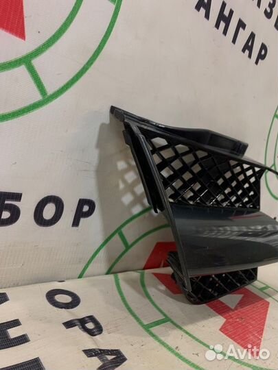 Решетка радиатора передняя правая Mitsubishi