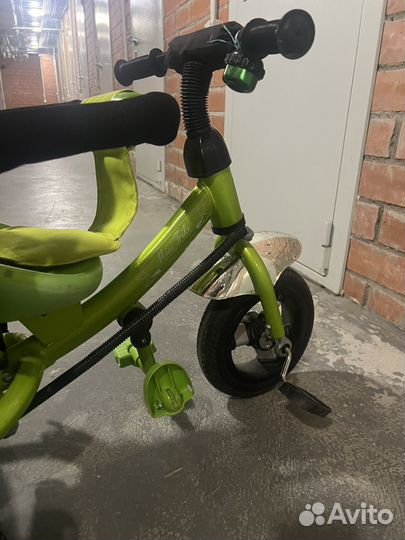 Детский трехколесный велосипед с ручкой